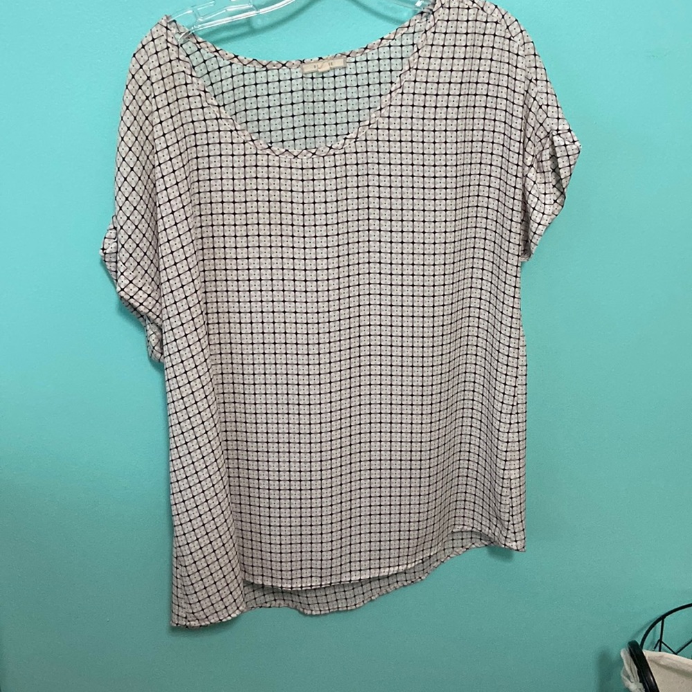 Short sleeved chiffon scoop next top. Size L